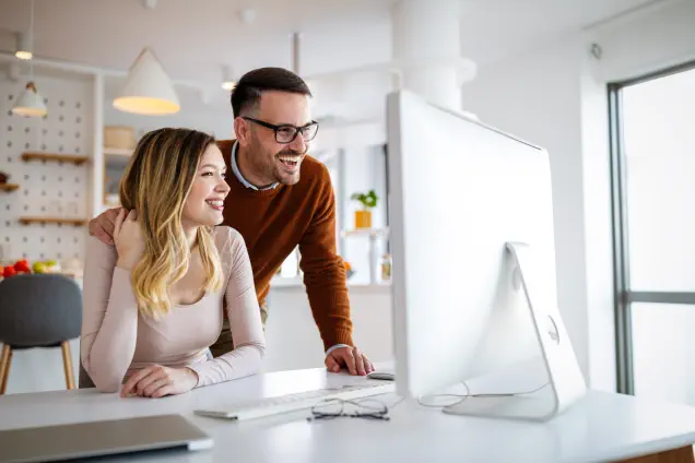 iStock 1309553197 Finanzierungsvergleich Glueckliches Paar macht Finanzierungsvergleich mit 4baufi Baufinanzierung am Computer klein Finanzierungsvergleich