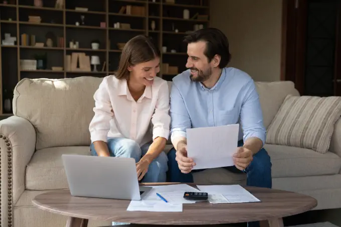 iStock 1368476959 Finanzierung Glueckliches Paar bei Budgetplanung fuer Finanzierung mit 4baufi Baufinanzierung klein Finanzierung