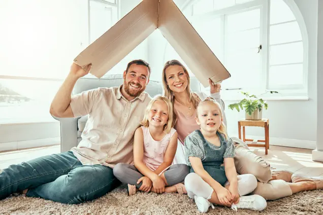 iStock 1766863345 home junge Familie mit Pappdach im neuen Haus 1 4baufi Kundenbereich