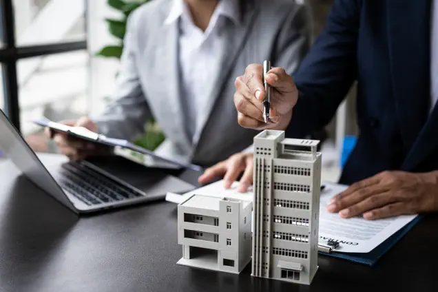 4baufi-baufinanzierung-sales-partner-Immobilienmakler-erklärt-Kunden-Hausplaene-und-Kaufvertrag