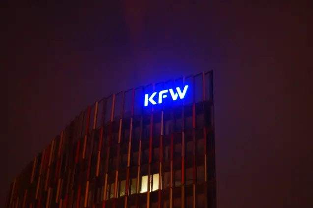 kfw-darlehen-Foerderdarlehen-Beleuchtetes-Logo-in-der-KfW-Zentrale-in-Frankfurt-bei-Nacht