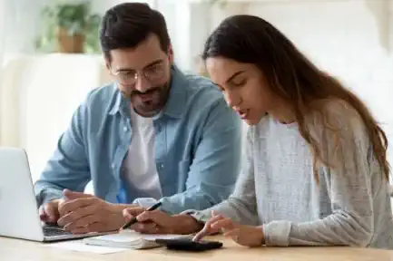 Junger-Mann-und-Frau-analysieren-mit4baufi-wie-ihr-Immobilienkredit-optimal-aussehen-kann