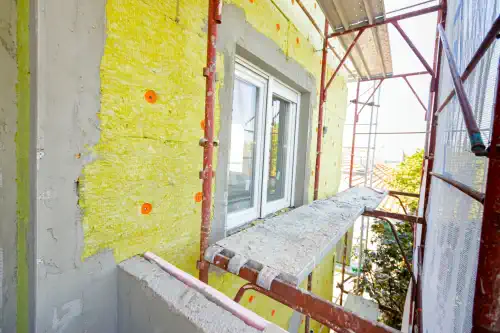 Sanierungsrechner-Blick-auf-die-Waermewand-des-Wohngebaeudes-Daemmstoff-Steinwolle